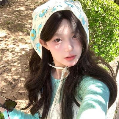 濠河边上的女人